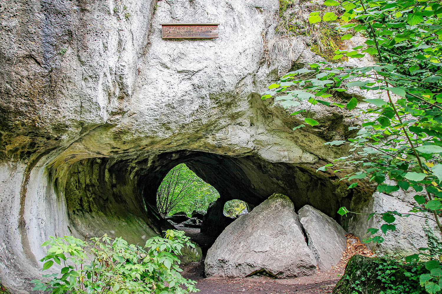 Karsthöhle Quackenschloss, Foto: Naturpark Fränkische Schweiz - Frankenjura / Stemper