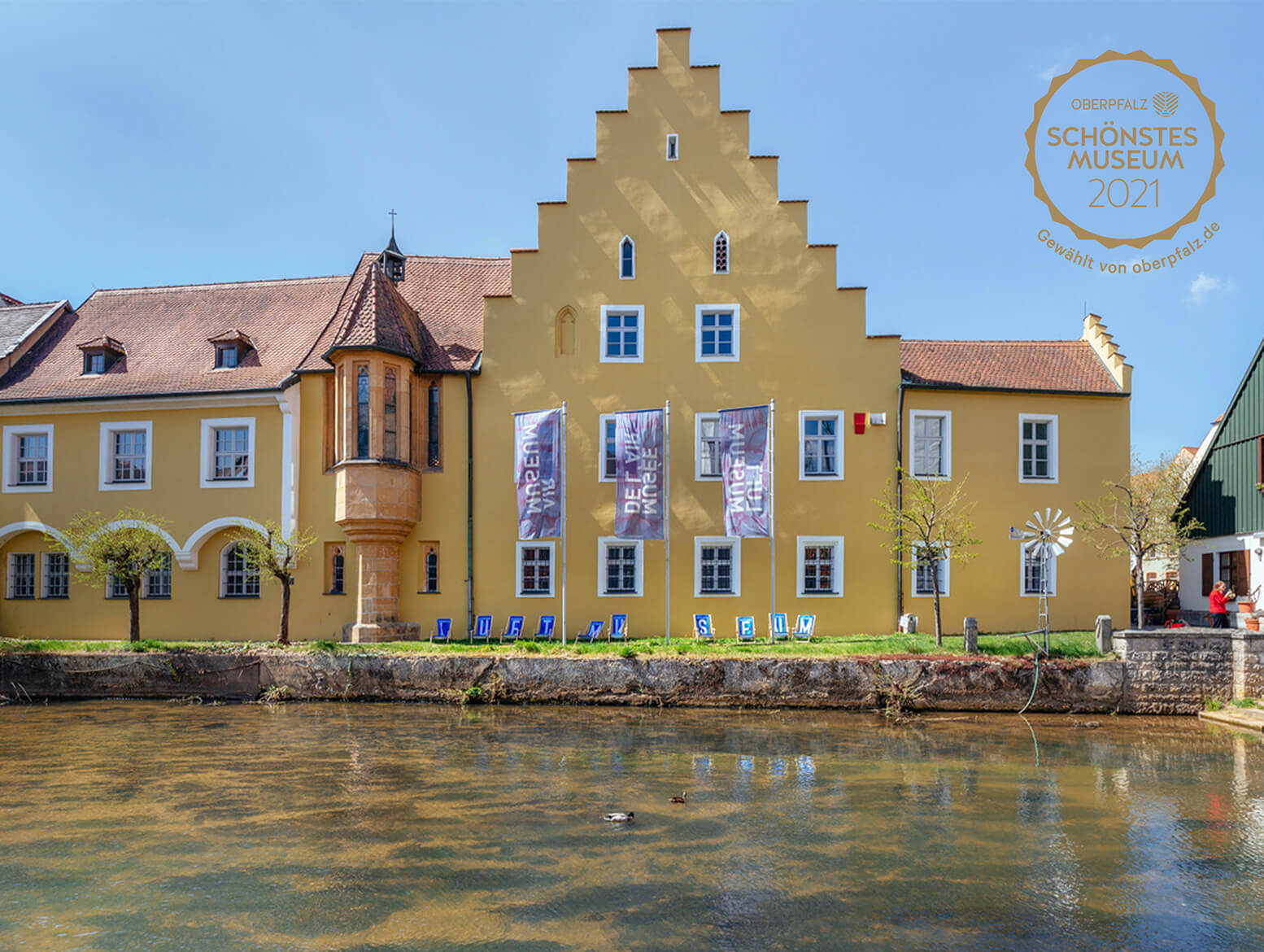 Luftmuseum von Außen mit Liegestühlen, Foto: Manfred Wilhelm/Büro Wilhelm