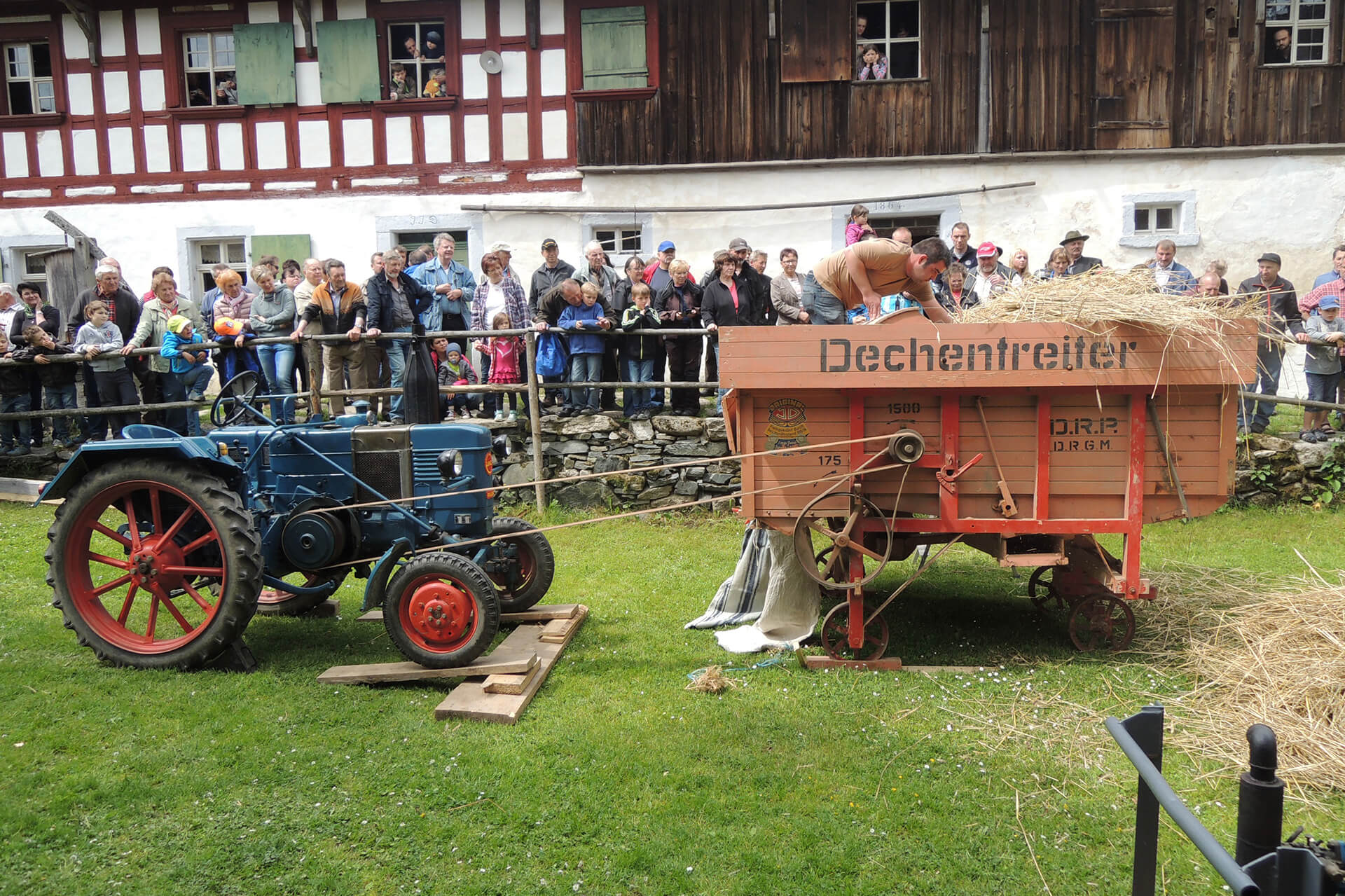 Dreschvorführung mit Lanz Bulldog, Foto: Archiv Oberfränkisches Bauernhofmuseum