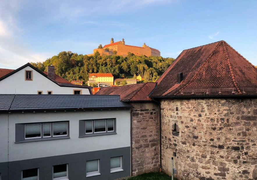 Volkshochschule Kulmbach mit Blick auf Plassenburg, Foto: Maria Schabdach
