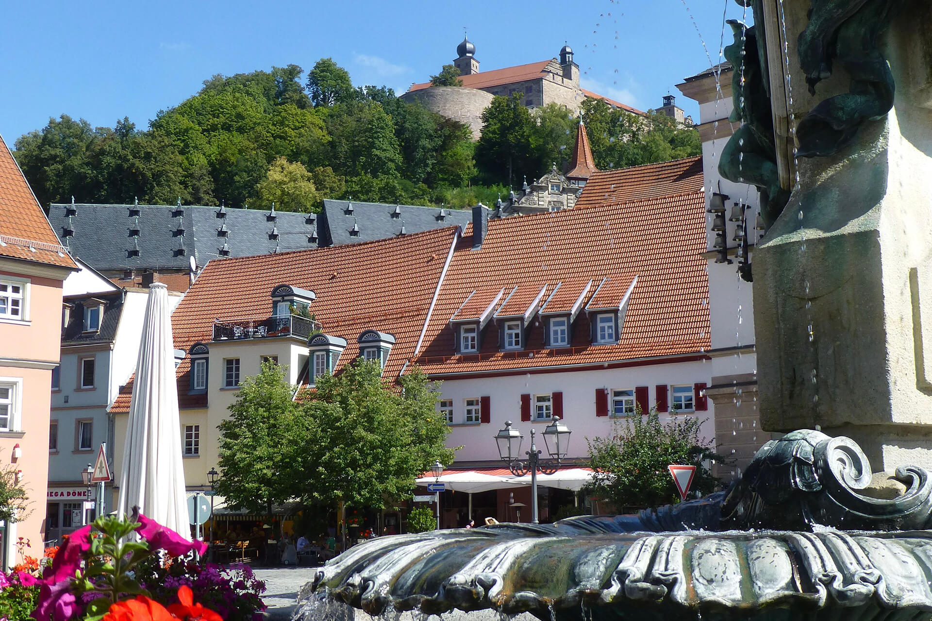 Kulmbacher Marktplatz mit Blick zur Plassenburg, Foto: Tourist Info Kulmbach