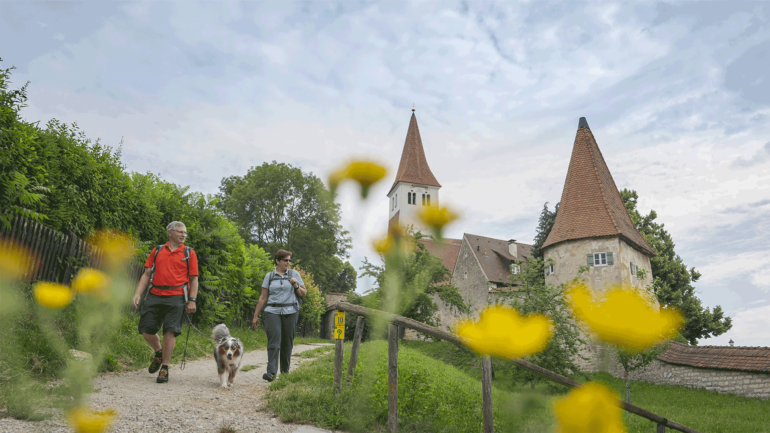 Greding Wanderpaar mit Hund an Stadtmauer, Foto: Stadt GredingGreding Wanderpaar mit Hund an Stadtmauer, Foto: Stadt Greding