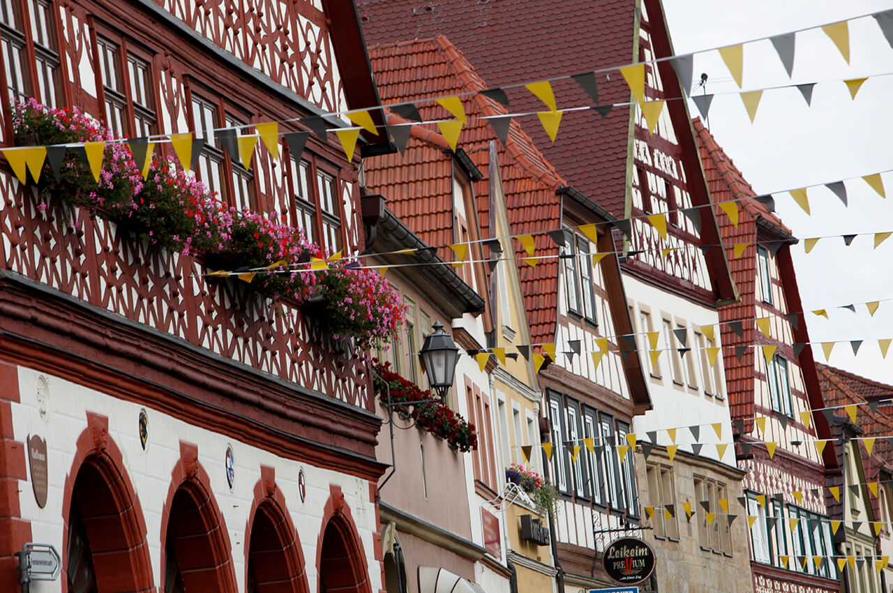Ebern, Altstadt Fachwerk mit Wimpel, Foto: A. Hub