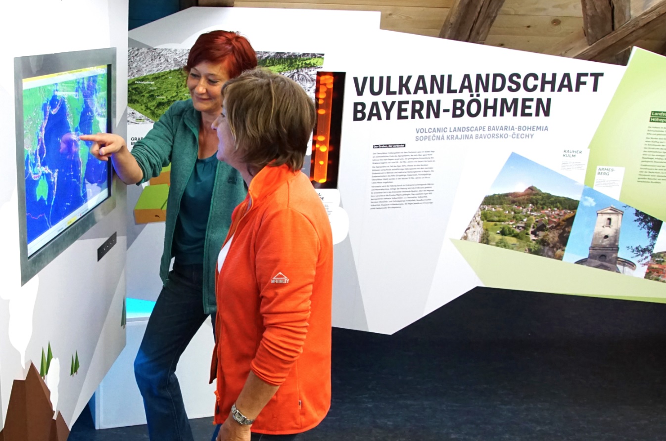 Besucher in der Ausstellung, Foto: Markt Parkstein - Bernd Stengl