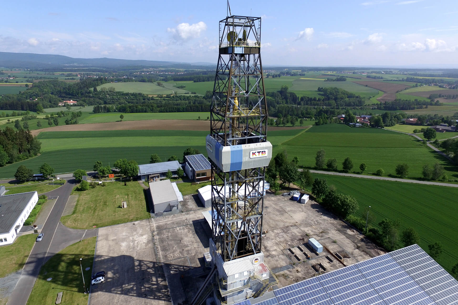 Schrägluftaufnahme des GEO-Zentrum, Foto: GEO-Zentrum an der KTB