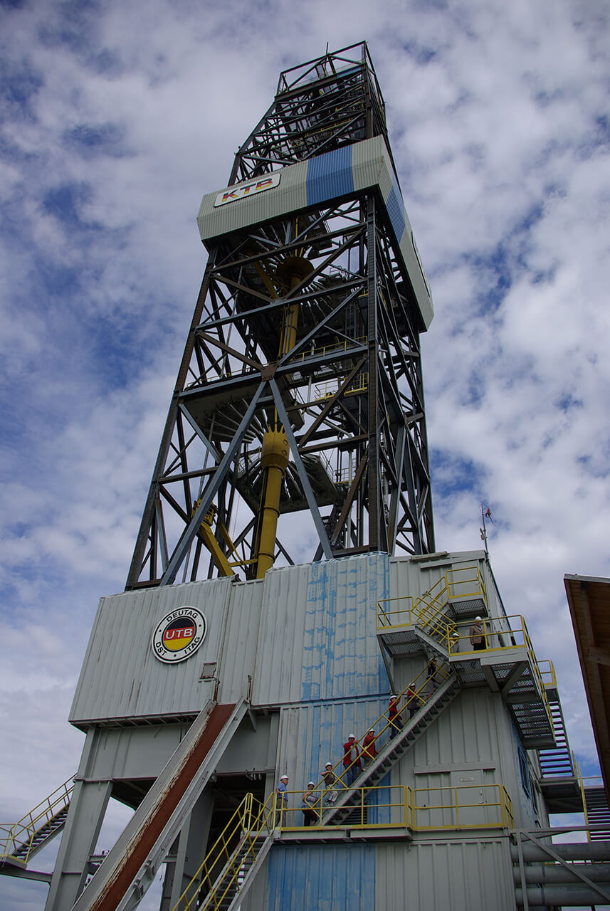 Gruppe beim Aufstieg auf den KTB-Bohrturm, Foto: GEO-Zentrum an der KTB / Franz Holzförster