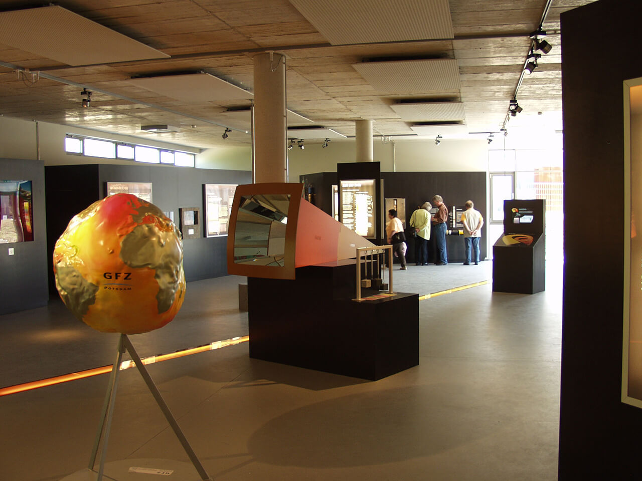 Blick in die Ausstellung System Erde, Foto: GEO-Zentrum an der KTB / Frank Holzförster