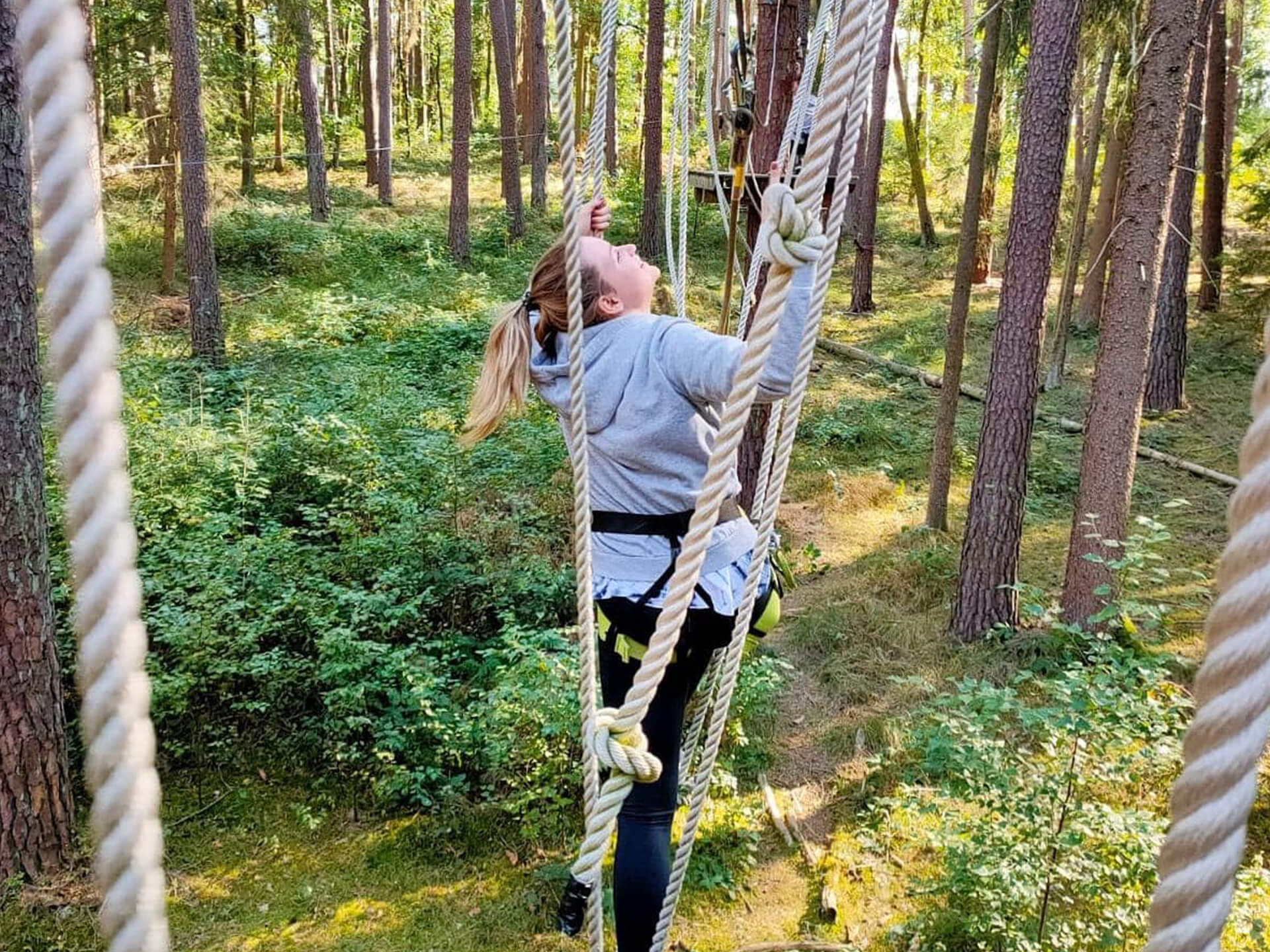 Mädchen beim Klettern, Foto: Kletterwald Weiherhof