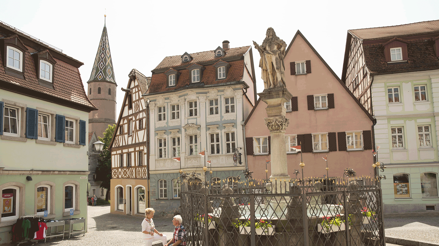 Blick auf den Schönen Brunnen und das Rokkoko Haus in der Altstadt Bad Windsheim, Foto: Hub