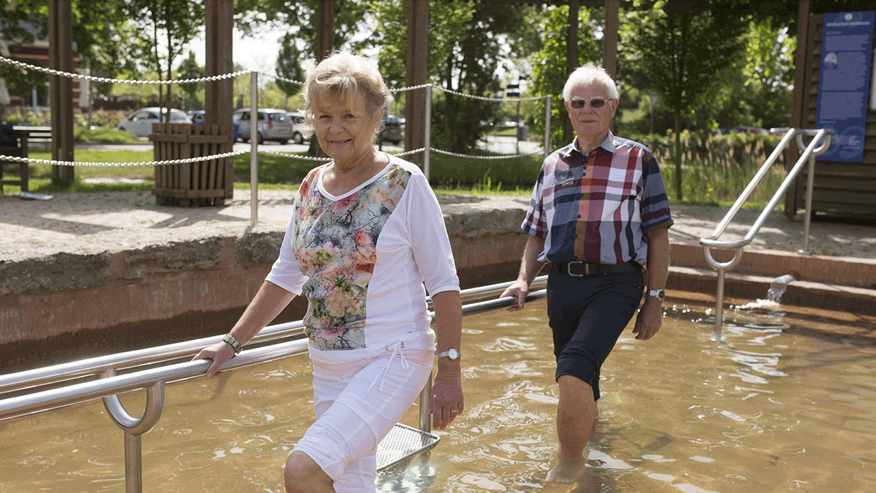 Im Kurpark von Bad Windsheim lässt es sich ausgezeichnet kneippen, Foto: Riedel