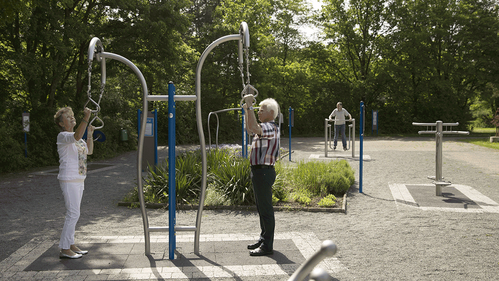 Auch Turngeräte gibt es im Kurpark, Foto: Riedel